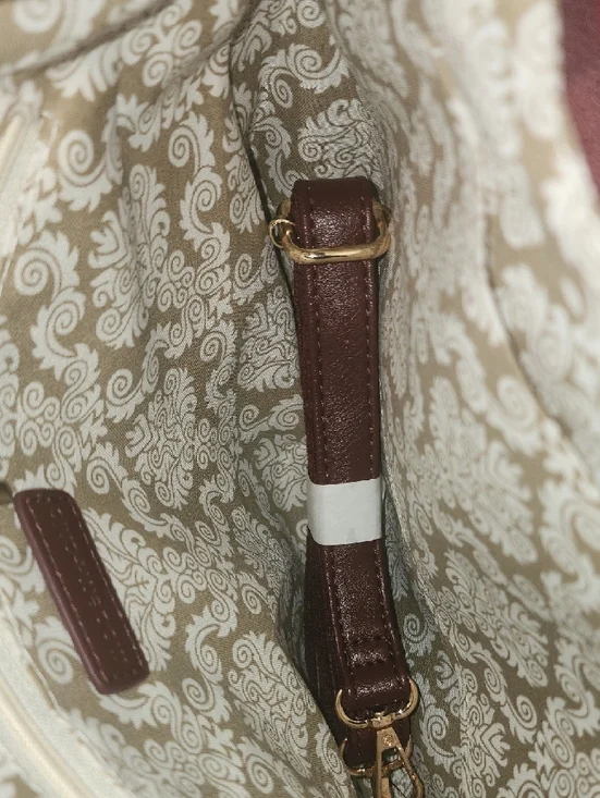 Classic Wine Leather Shoulder Bag with Gold Chain Detail - Picture 3 of 4